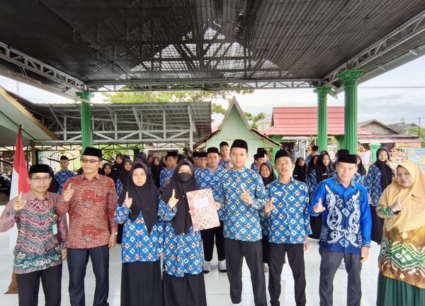 Para Jawara Serahkan Trofi Kemenangan kepada MTsN 1 HSU