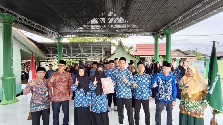Para Jawara Serahkan Trofi Kemenangan kepada MTsN 1 HSU