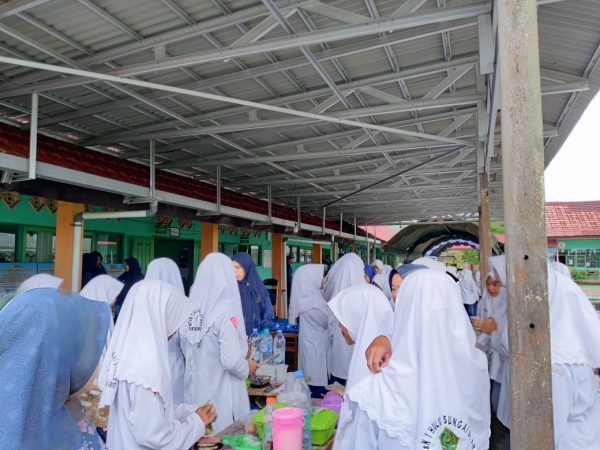 MTsN 1 HSU Melatih Siswa Berwirausaha Melalui Bazar Jajanan Selama Peringatan Harlah ke-60