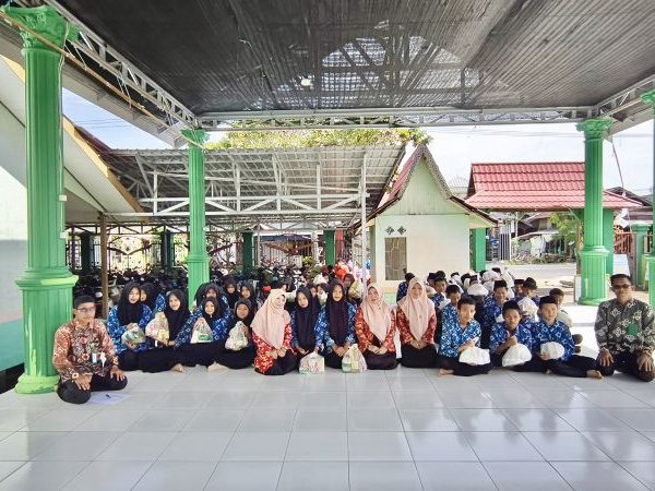 MTsN 1 HSU Terima Bantuan DWP Kemenag untuk 50 Siswa Korban Banjir