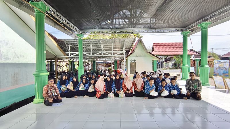 MTsN 1 HSU Terima Bantuan DWP Kemenag untuk 50 Siswa Korban Banjir