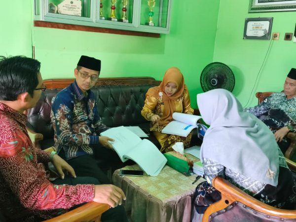 MTsN 1 HSU Terima Bimbingan Monitoring Laporan Keuangan Dana BOS dan Dana Pemeliharaan Tahun 2024–2025