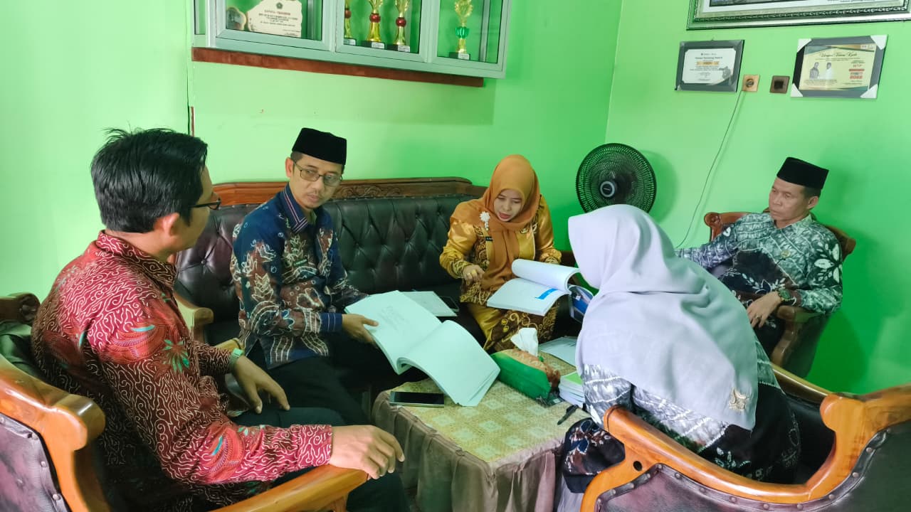 MTsN 1 HSU Terima Bimbingan Monitoring Laporan Keuangan Dana BOS dan Dana Pemeliharaan Tahun 2024–2025 MTsN 1 HSU Terima Bimbingan Monitoring Laporan Keuangan Dana BOS dan Dana Pemeliharaan Tahun 2024–2025