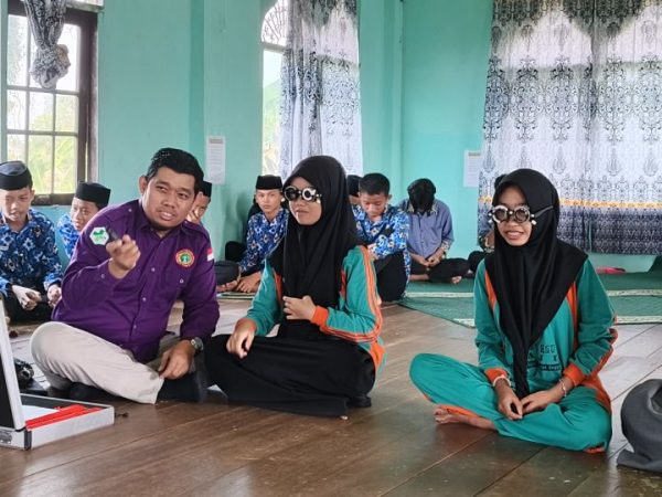 MTsN 1 HSU Terima Skrining Kesehatan Mata dan Distribusi Kacamata Gratis untuk 15 Siswa