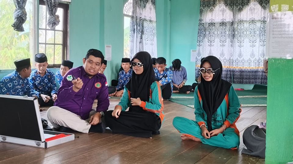 MTsN 1 HSU Terima Skrining Kesehatan Mata dan Distribusi Kacamata Gratis untuk 15 Siswa