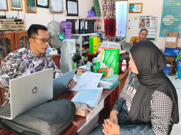 Pelayanan Prima, Operator EMIS MTsN 1 HSU Bantu Wali Murid Atasi Masalah NIK Ganda Siswa