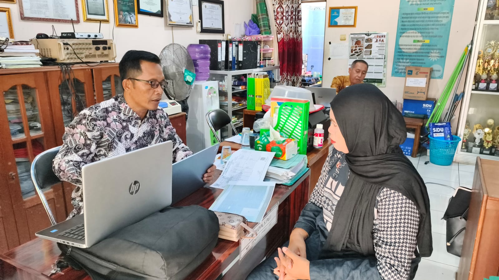 Pelayanan Prima, Operator EMIS MTsN 1 HSU Bantu Wali Murid Atasi Masalah NIK Ganda Siswa