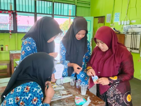 Praktik Asam Basa dengan Kertas Lakmus, Siswa MTsN 1 HSU Antusias Pelajari Kimia Sederhana