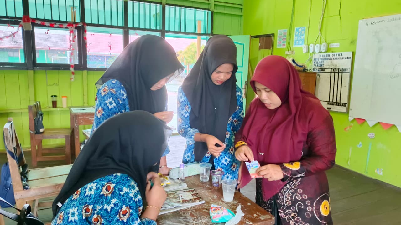 Praktik Asam Basa dengan Kertas Lakmus, Siswa MTsN 1 HSU Antusias Pelajari Kimia Sederhana Praktik Asam Basa dengan Kertas Lakmus, Siswa MTsN 1 HSU Antusias Pelajari Kimia Sederhana