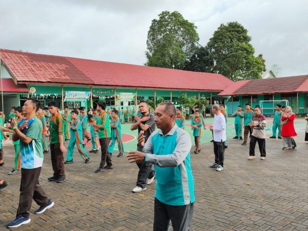 Semangat Jumat Sehat, Warga MTsN 1 HSU Bersihkan Lingkungan Saat Banjir
