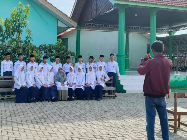 Siswa Kelas IX MTsN 1 HSU Abadikan Kenangan Akhir Masa Sekolah Melalui Foto Bersama
