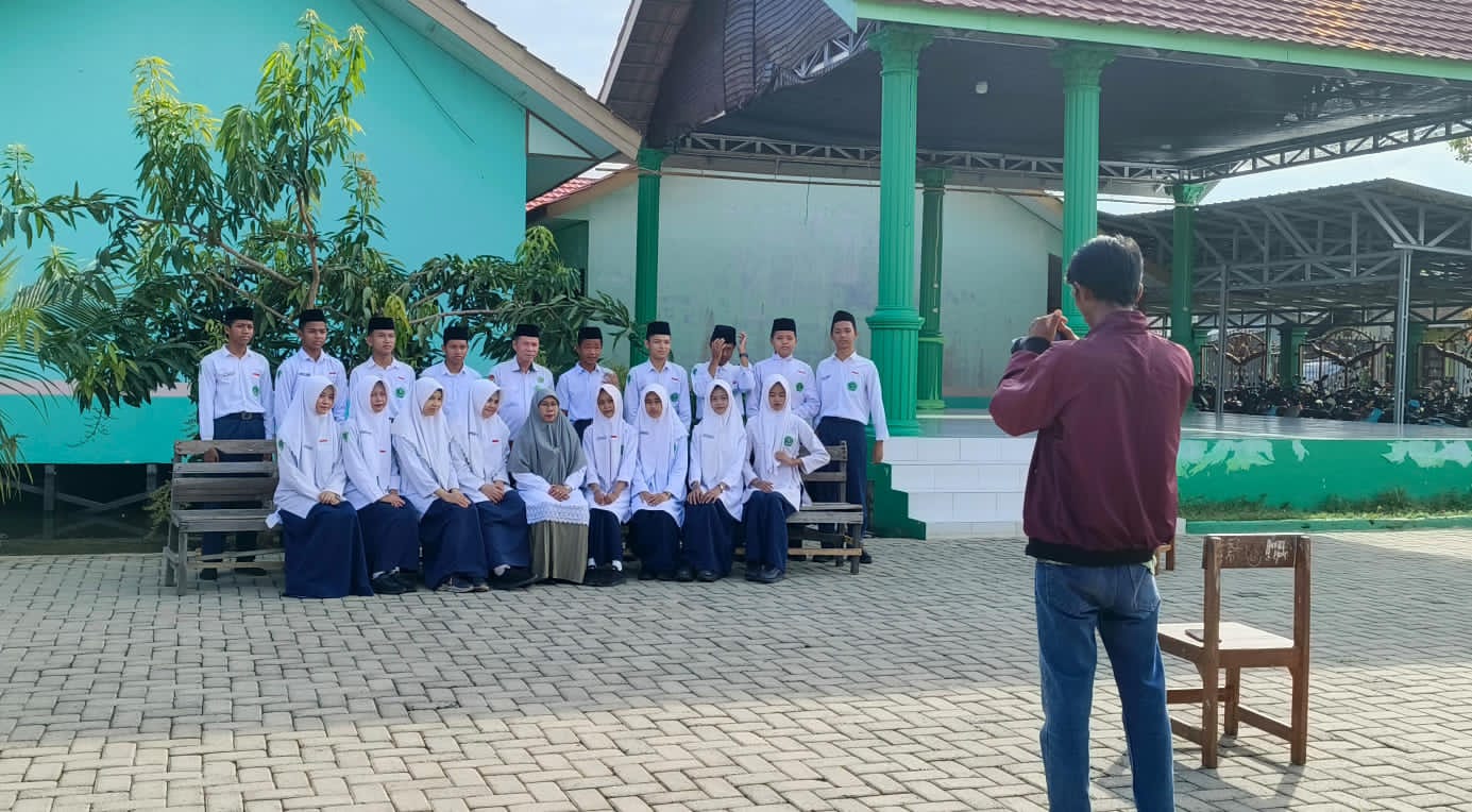 Siswa Kelas IX MTsN 1 HSU Abadikan Kenangan Akhir Masa Sekolah Melalui Foto Bersama Siswa Kelas IX MTsN 1 HSU Abadikan Kenangan Akhir Masa Sekolah Melalui Foto Bersama
