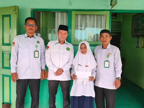 Siswi MTsN 1 HSU Terima Beasiswa Baznas dalam Rangka HAB Kemenag 2025