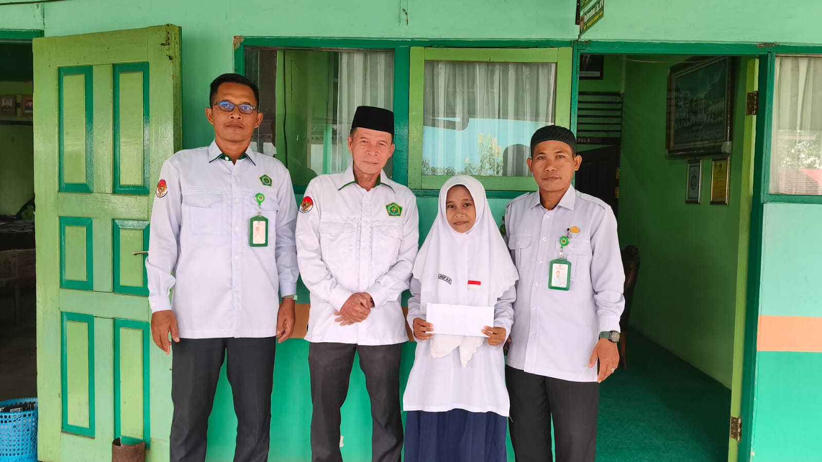 Siswi MTsN 1 HSU Terima Beasiswa Baznas dalam Rangka HAB Kemenag 2025