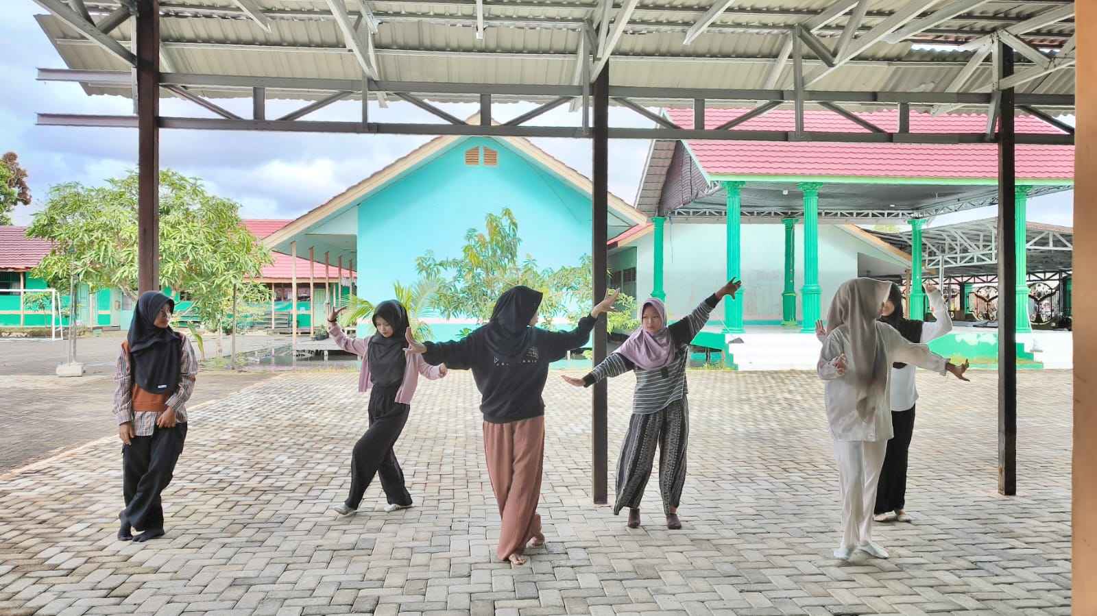 Tim Tari Sanggar Galuh Sewangi MTsN 1 HSU Giat Berlatih Jelang Harlah Ke-60 Tim Tari Sanggar Galuh Sewangi MTsN 1 HSU Giat Berlatih Jelang Harlah Ke-60