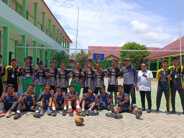Tim Voli Putra MTsN 1 HSU Raih Juara 2 Turnamen HUT SMKN Babirik