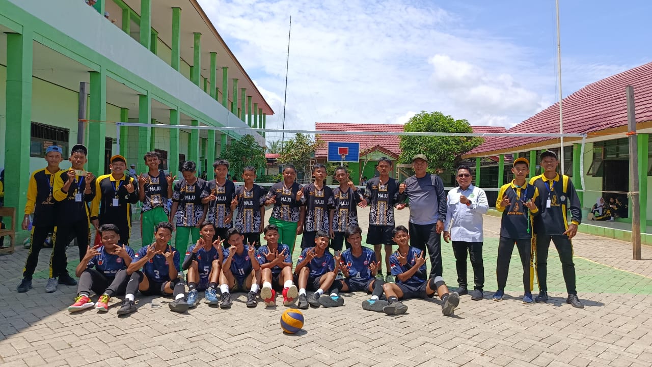 Tim Voli Putra MTsN 1 HSU Raih Juara 2 Turnamen HUT SMKN Babirik