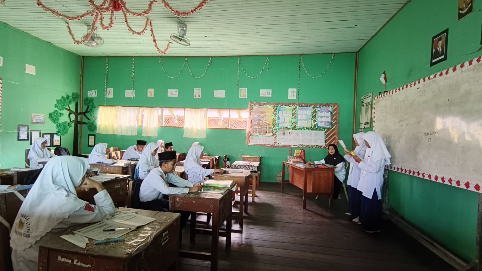 Tingkatkan Literasi Ramadhan, Siswa MTsN 1 HSU Tulis Jurnal "Ramadhan Pertamaku” Tingkatkan Literasi Ramadhan, Siswa MTsN 1 HSU Tulis Jurnal "Ramadhan Pertamaku”