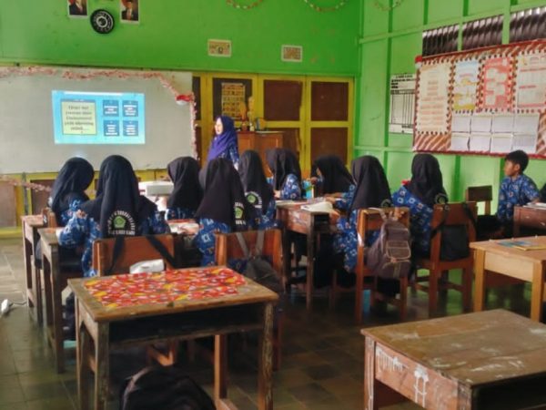 Tingkatkan Pemahaman Siswa, Guru MTsN 1 HSU Manfaatkan Platform Wordwall dalam Pembelajaran IPA
