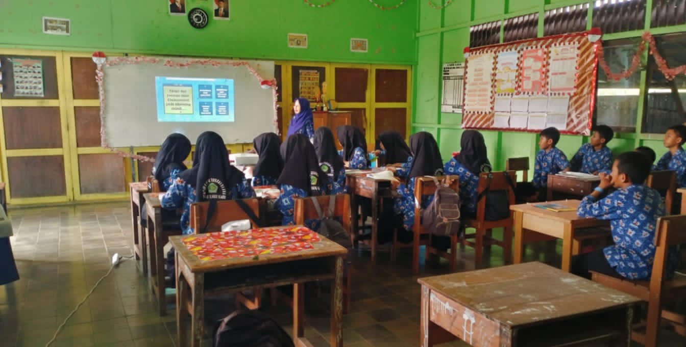 Tingkatkan Pemahaman Siswa, Guru MTsN 1 HSU Manfaatkan Platform Wordwall dalam Pembelajaran IPA