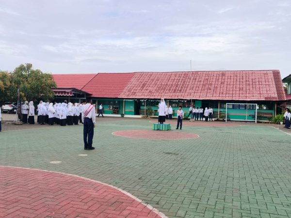 Upacara Bendera: Pembina Tekankan Nilai-Nilai Karakter Melalui Program MBG di MTsN 1 HSU