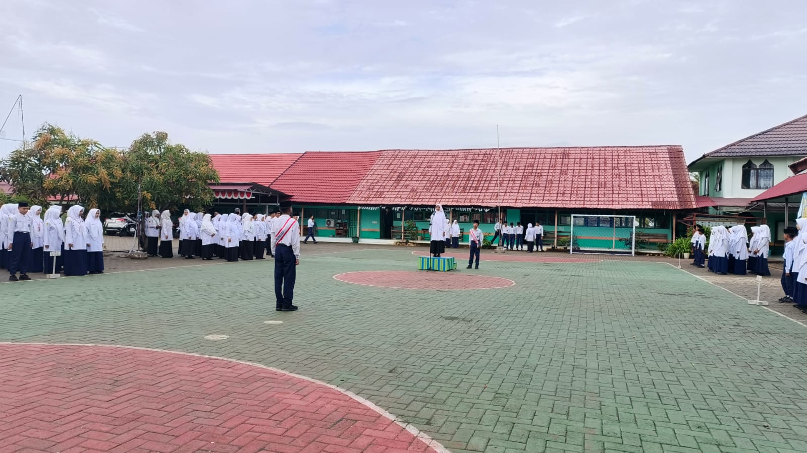 Upacara Bendera: Pembina Tekankan Nilai-Nilai Karakter Melalui Program MBG di MTsN 1 HSU Upacara Bendera: Pembina Tekankan Nilai-Nilai Karakter Melalui Program MBG di MTsN 1 HSU