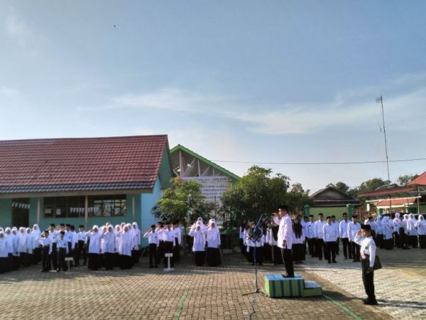 Wakamad Kesiswaan MTsN 1 HSU Ajak Siswa Siswa Bangun Pribadi Baru di Semester Baru