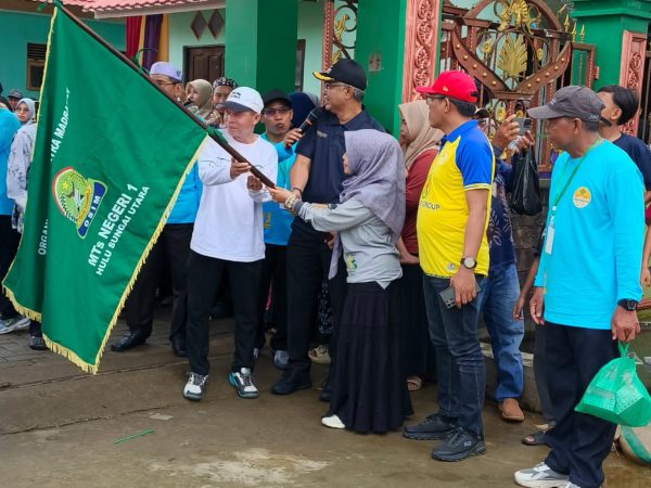 Wakil Bupati dan Ka.KanKemenag HSU Lepas Peserta Jalan Sehat MTsN 1 HSU