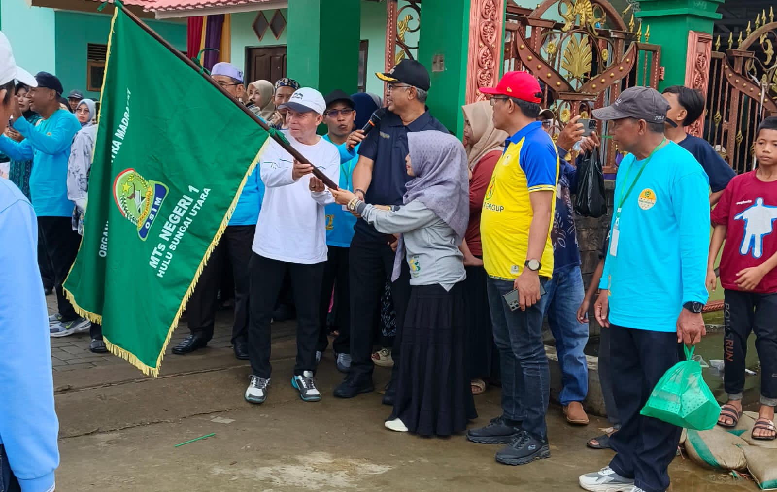 Wakil Bupati dan Ka.KanKemenag HSU Lepas Peserta Jalan Sehat MTsN 1 HSU Wakil Bupati dan Ka.KanKemenag HSU Lepas Peserta Jalan Sehat MTsN 1 HSU
