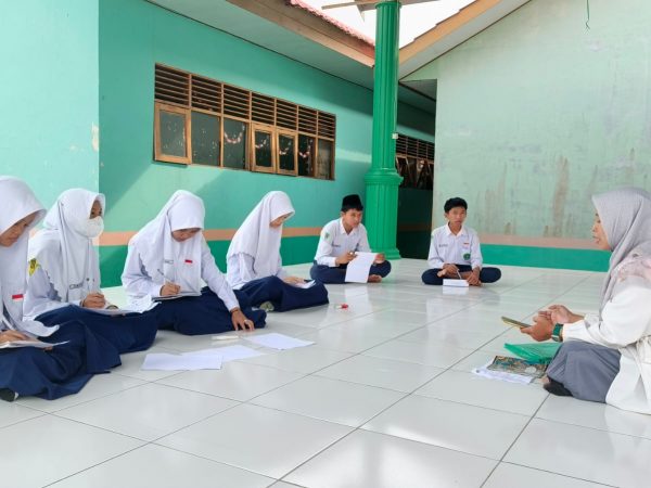 Jelang Lomba Cerdas Cermat Aswaja, Tim MTsN 1 HSU Gelar Simulasi Terakhir di Pendopo Madrasah