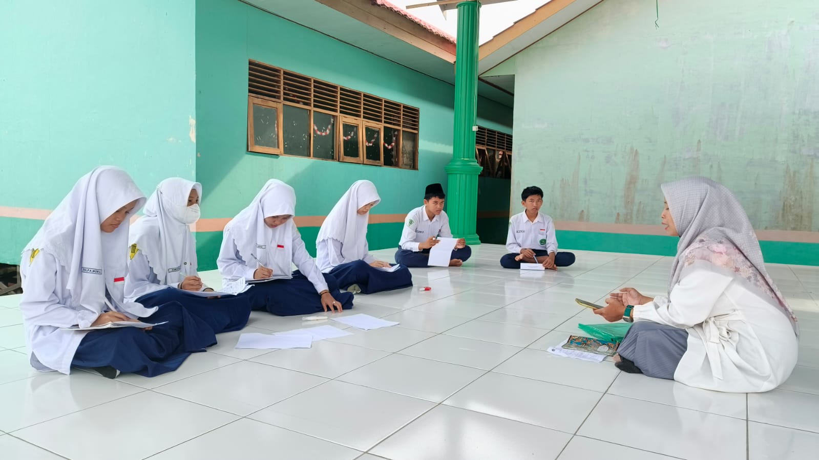 Jelang Lomba Cerdas Cermat Aswaja, Tim MTsN 1 HSU Gelar Simulasi Terakhir di Pendopo Madrasah