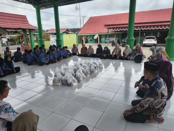 MTsN 1 HSU Santuni 42 Siswa Yatim Piatu dan Kurang Mampu Melalui Paket Ramadhan 1447 H