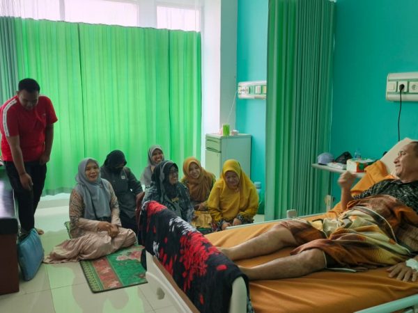 Wujud Kepedulian, PTK MTsN 1 HSU Jenguk Staff TU Yang Sedang Dirawat Di Rumah Sakit