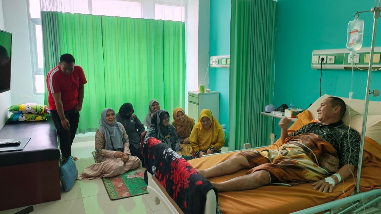 Wujud Kepedulian, PTK MTsN 1 HSU Jenguk Staff TU Yang Sedang Dirawat Di Rumah Sakit