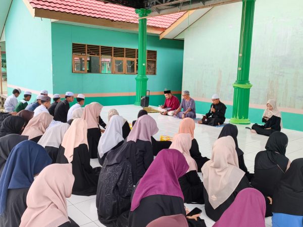 Pembina OSIM MTsN 1 HSU Isi Bukber dengan Tausiyah Ibadah Sunnah Ramadhan