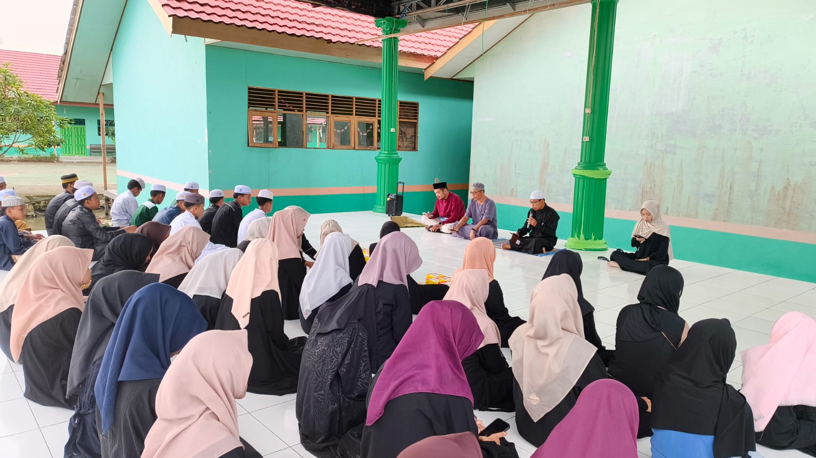 Pembina OSIM MTsN 1 HSU Isi Bukber dengan Tausiyah Ibadah Sunnah Ramadhan