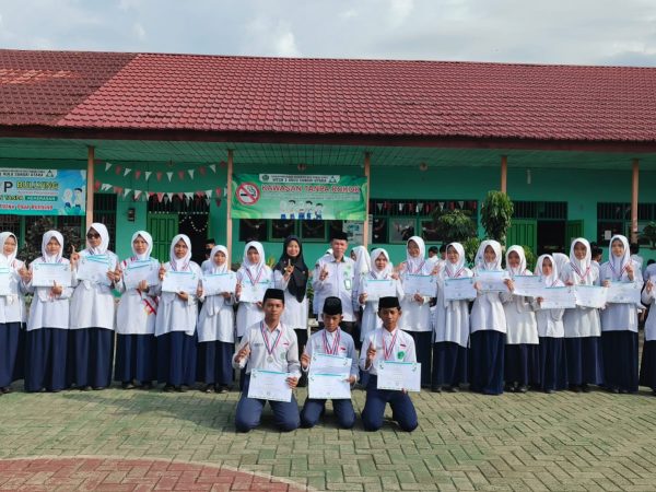 21 Siswa MTsN 1 HSU Terima Medali dan Piagam dari Kamad, Diakhiri Sesi Foto Bersama