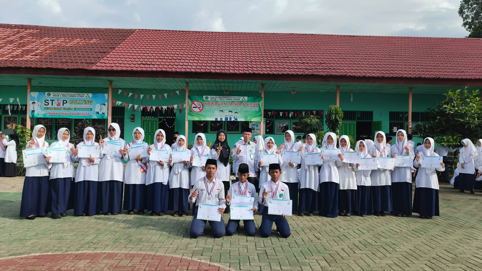 21 Siswa MTsN 1 HSU Terima Medali dan Piagam dari Kamad, Diakhiri Sesi Foto Bersama