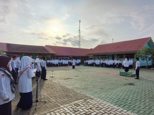 PembinaTekankan Pentingnya Ukhuwah Islamiyah Pasca Idul Fitri 1447 H dalam Upacara Bendera MTsN 1 HSU