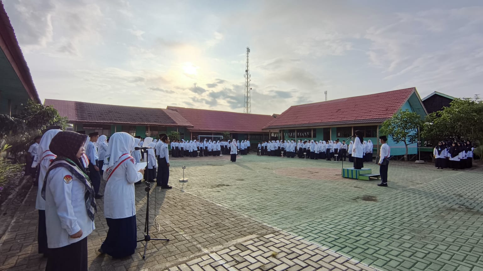 PembinaTekankan Pentingnya Ukhuwah Islamiyah Pasca Idul Fitri 1447 H dalam Upacara Bendera MTsN 1 HSU