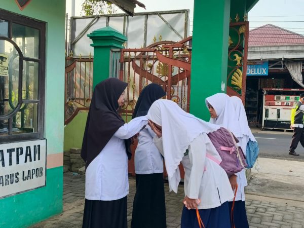 Guru Piket MTsN 1 HSU Sambut Siswa dengan Hangat Usai Libur Panjang