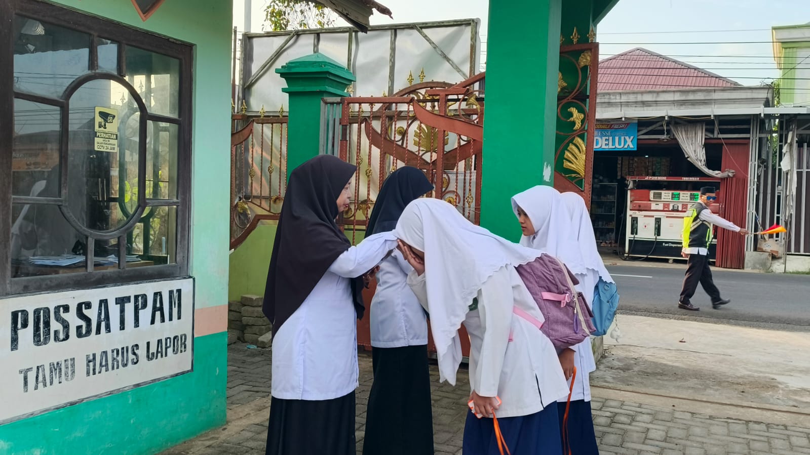 Guru Piket MTsN 1 HSU Sambut Siswa dengan Hangat Usai Libur Panjang