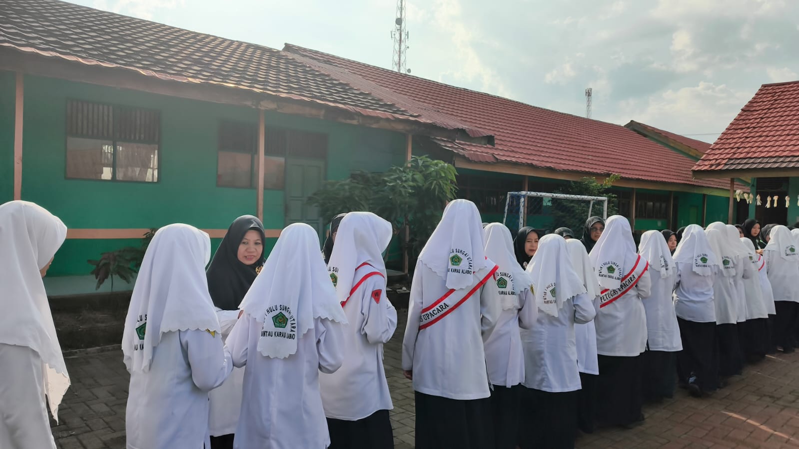 Perkuat Ukhuwah Islamiyah, MTsN 1 HSU Gelar Halal Bihalal Usai Upacara Bendera