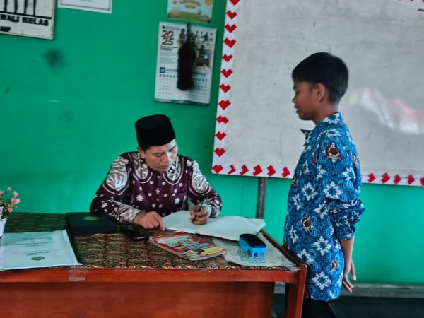 Semangat Ramadhan Berlanjut, Siswa MTsN 1 HSU Giatkan Setoran Hafalan Al-Qur'an