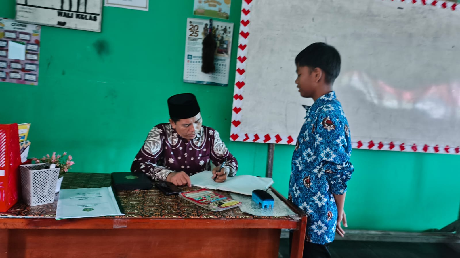 Semangat Ramadhan Berlanjut, Siswa MTsN 1 HSU Giatkan Setoran Hafalan Al-Qur'an
