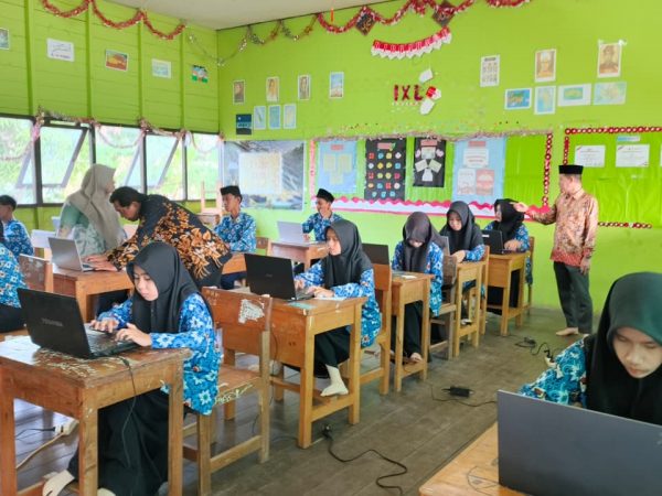 Ujian TKA Utama MTsN 1 HSU Rampung, Kamad Sampaikan Apresiasi kepada Siswa dan Panitia