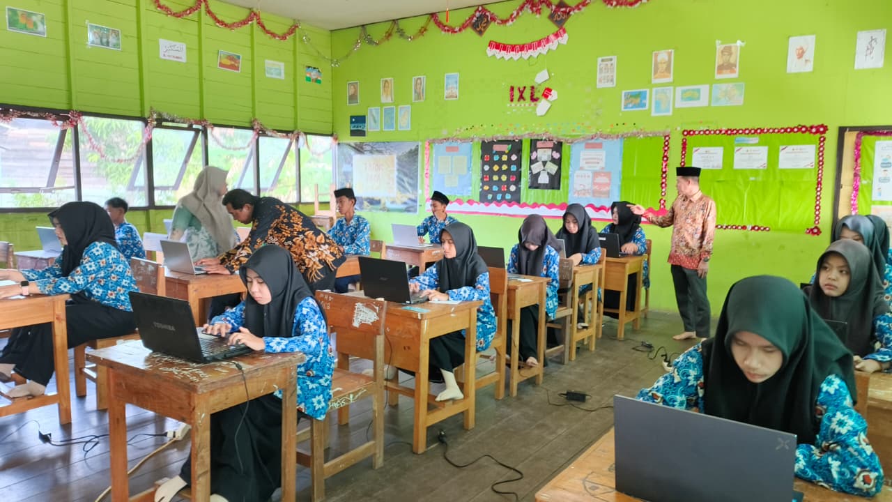 Ujian TKA Utama MTsN 1 HSU Rampung, Kamad Sampaikan Apresiasi kepada Siswa dan Panitia