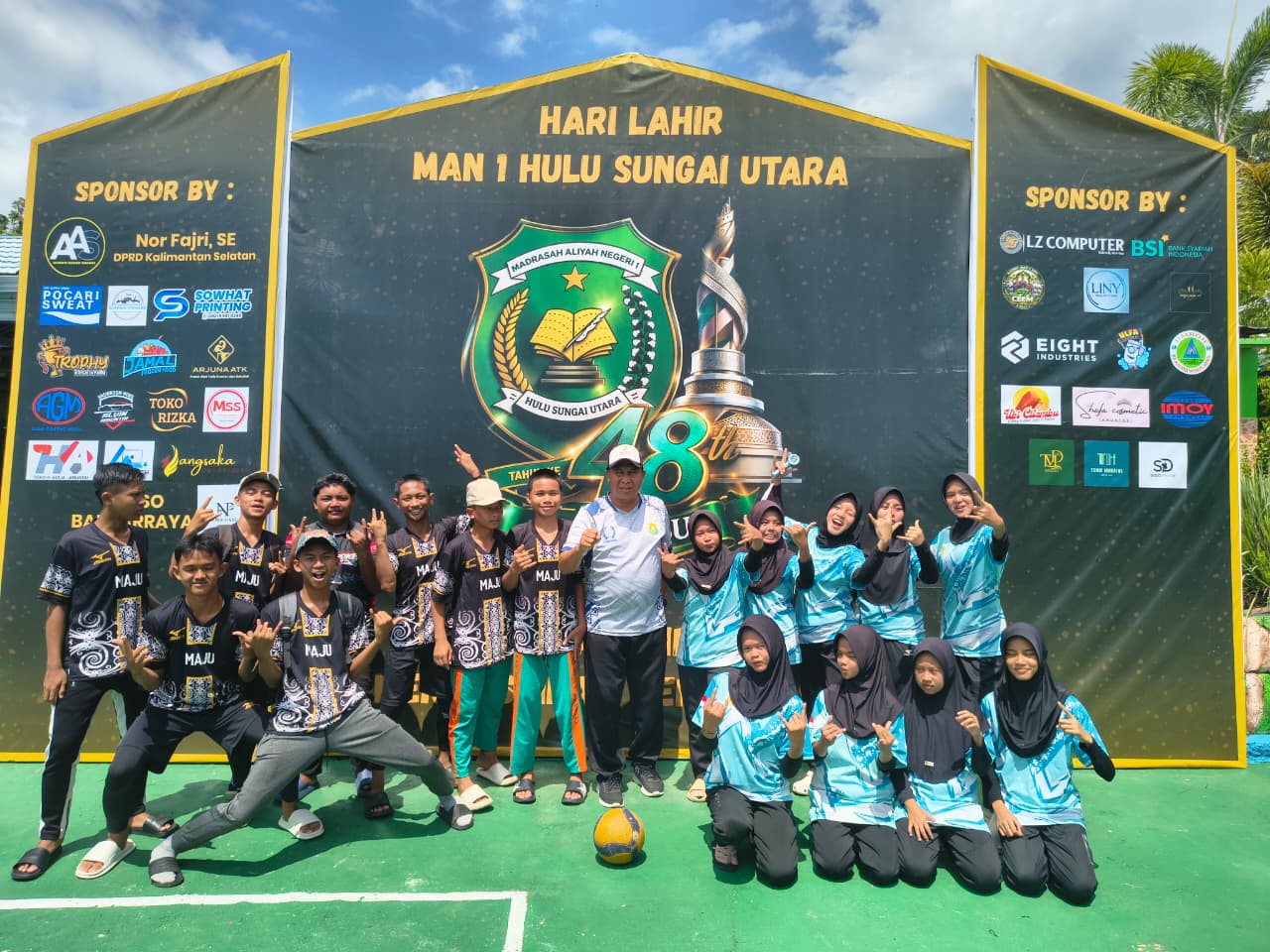 Banggakan Madrasah, Tim Voli MTsN 1 HSU Raih Juara 3 Turnamen Voli Harlah MAN 1 HSU