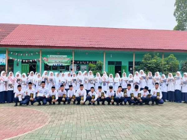 Apresiasi Siswa Khatam Al-Qur'an, MTsN 1 HSU Beri Hadiah Peci dan Kerudung