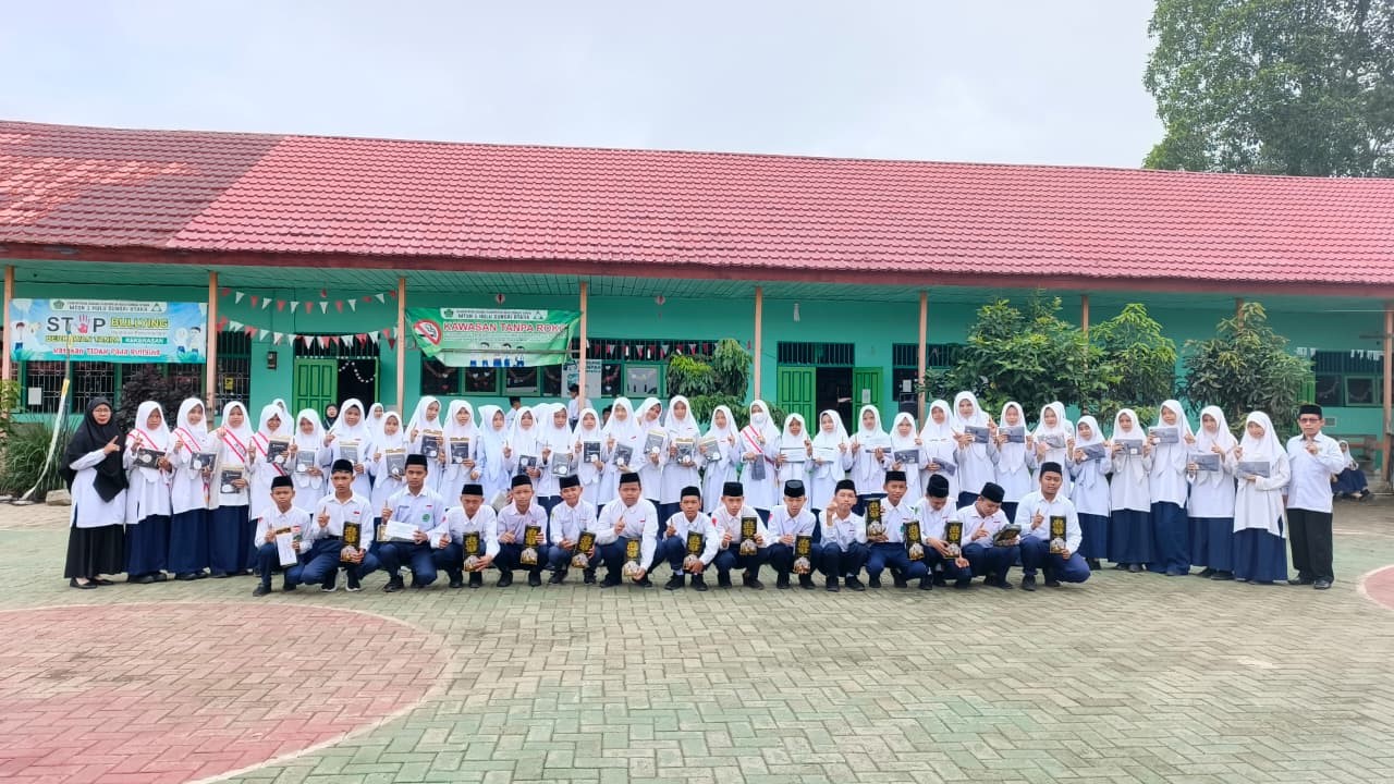 Apresiasi Siswa Khatam Al-Qur'an, MTsN 1 HSU Beri Hadiah Peci dan Kerudung Apresiasi Siswa Khatam Al-Qur'an, MTsN 1 HSU Beri Hadiah Peci dan Kerudung